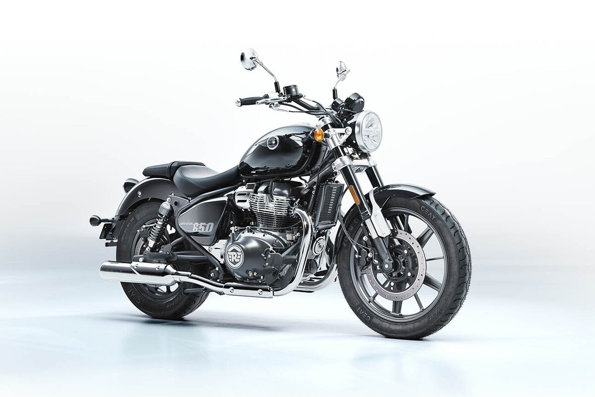 La Royal Enfield Super Meteor 650 es la que menos respeta su origen indio, pues es una Custom genuina.