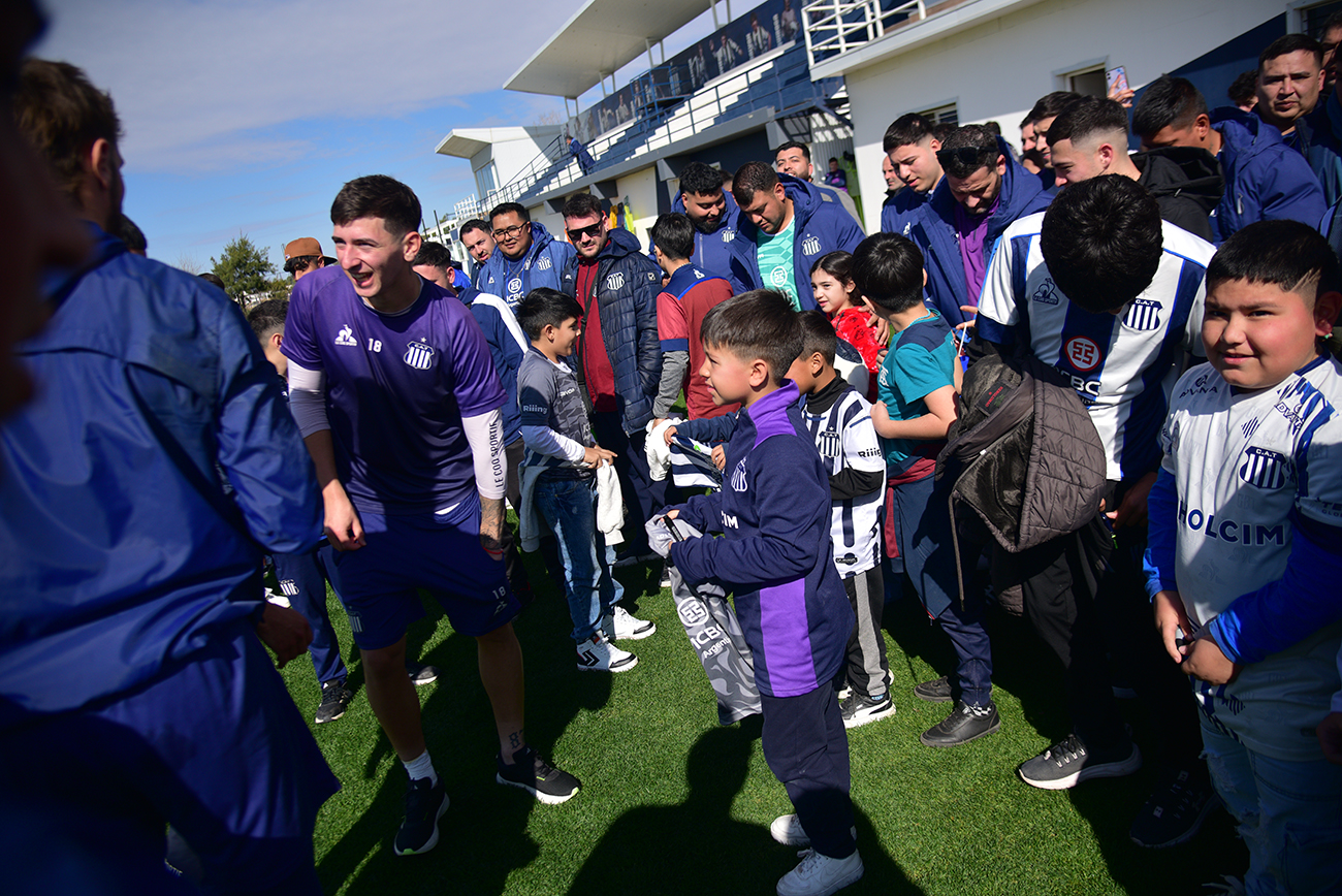 Experiencia Talleres para socias y socios. Pueden acceder a un entrenamiento del plantel profesional y tienen un momento de contacto con futbolistasFoto: Pedro Castillo / La Voz 