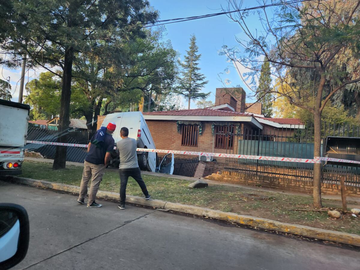 El vehículo utilitario quedó incrustado en en la parte frontal de una vivienda en barrio Jardín. (Gentileza Gonzalo Ros)