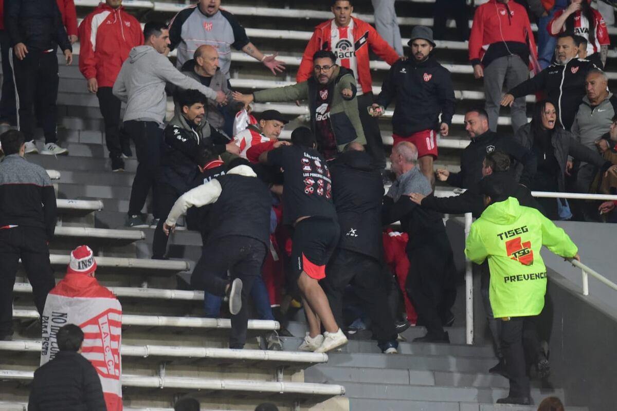 Peleas entre hinchas de Instituto en la platea Ardiles. (José Gabriel Hernández / La Voz)