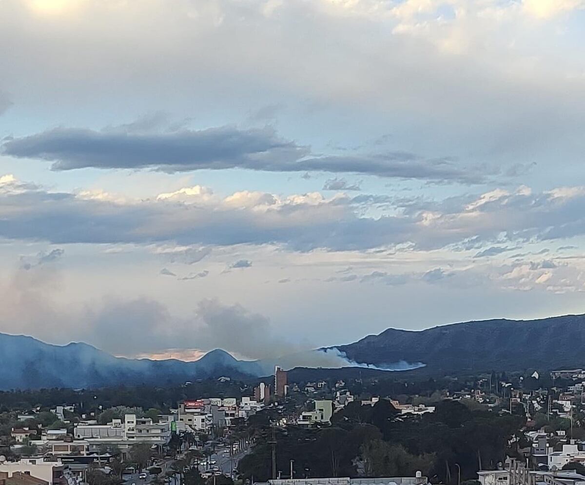 Incendio en Córdoba: corte total en el Camino de las 100 curvas. (Policía)
