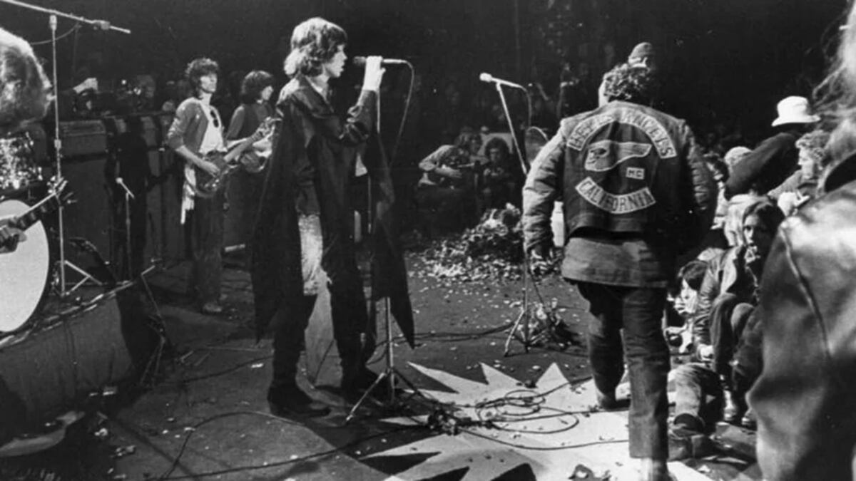 Tragedia de Altamont. Mick Jagger deja de tocar en el Festival de Altamont Rock en Livermore, California, el 6 de diciembre de 1969. (AP / Archivo)