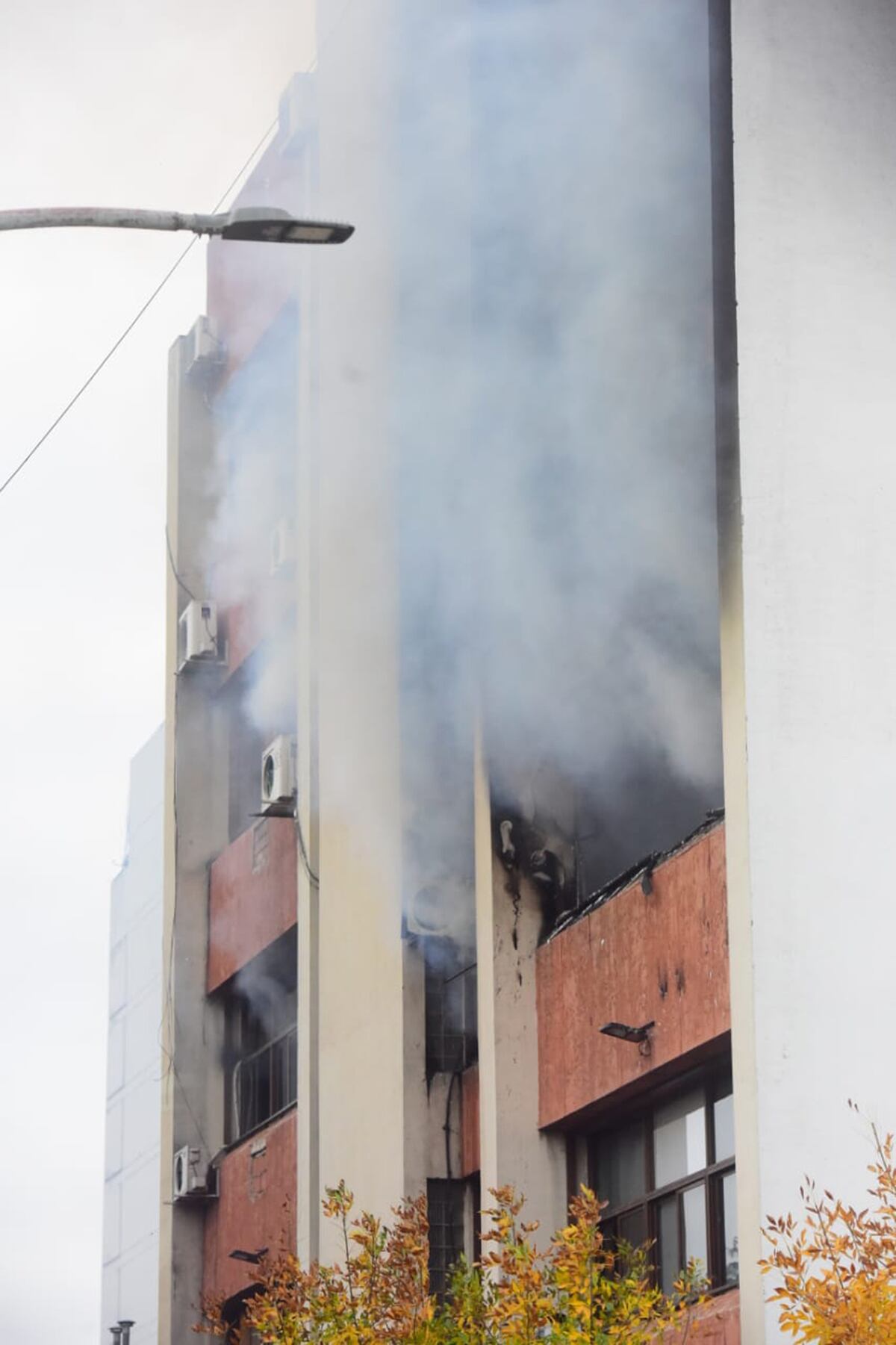 Incendio en el edificio de Apross. (José Gabriel Hernández / La Voz)