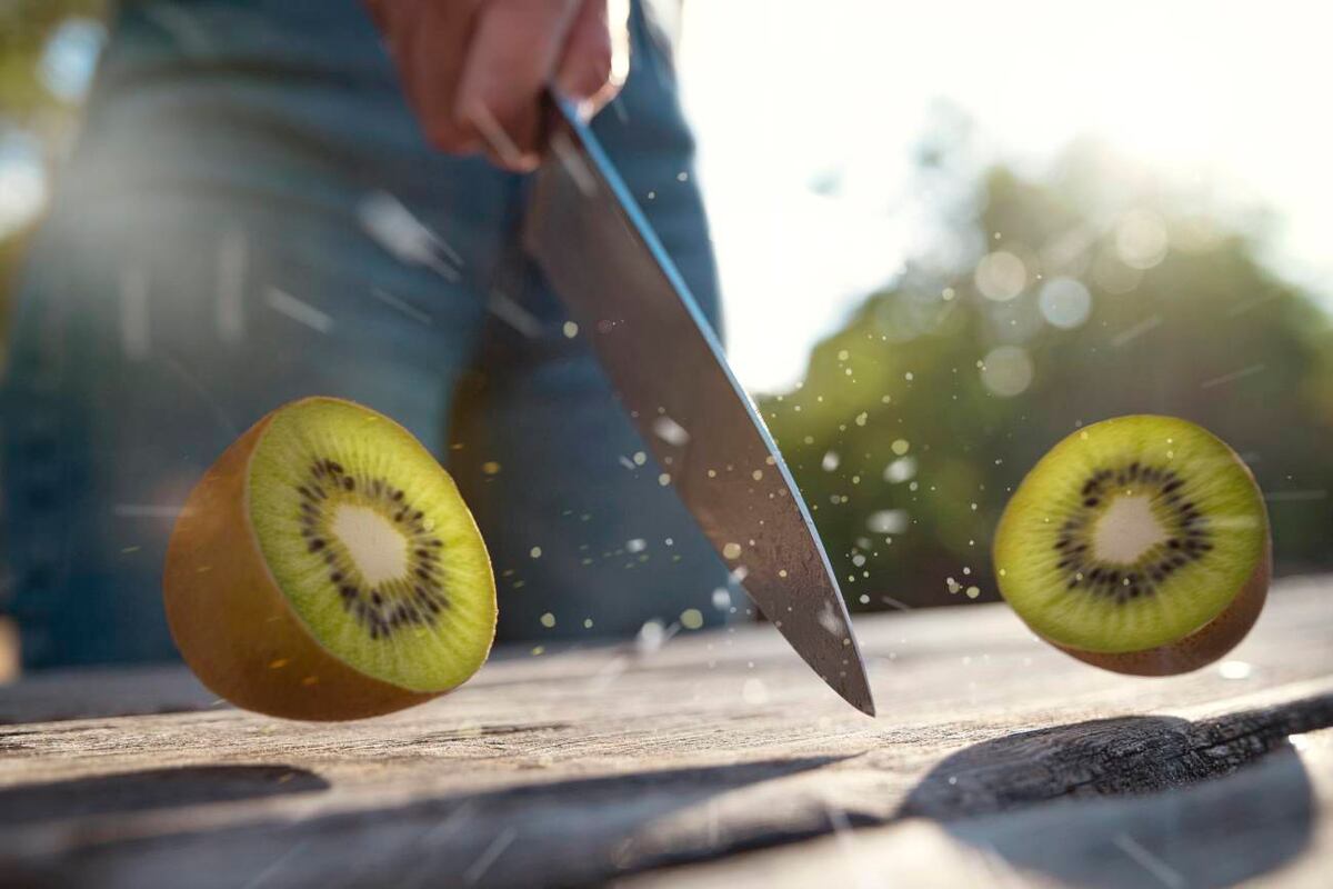 Los expertos aseguran que al kiwi es mejor comerlo con cáscara y todo. ¿Por qué? (Freepik)