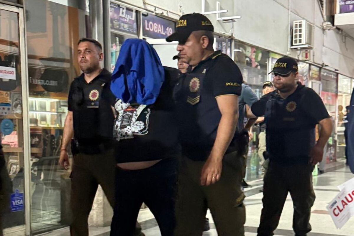 Hubo 10 detenidos en la Galería Espacial, presuntamente vinculados al robo de celulares de alta gama. (Policía).