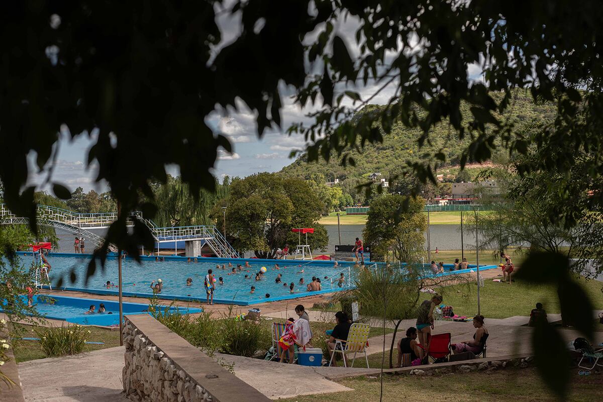 Villa del Dique, en Calamuchita. Las piletas del camping municipal con turistas, a metros del lago (La Voz)