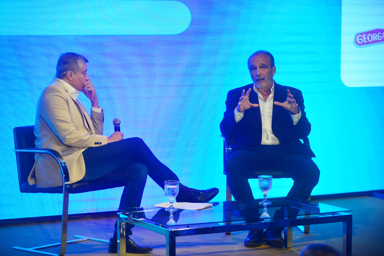 BIOECONOMÍA. El ministro de Infraestructuray Servicios Públicos de Córdoba, Fabián López, en diálogo con el periodista Daniel Alonso, de La Voz. (Nicolás Bravo / La Voz)