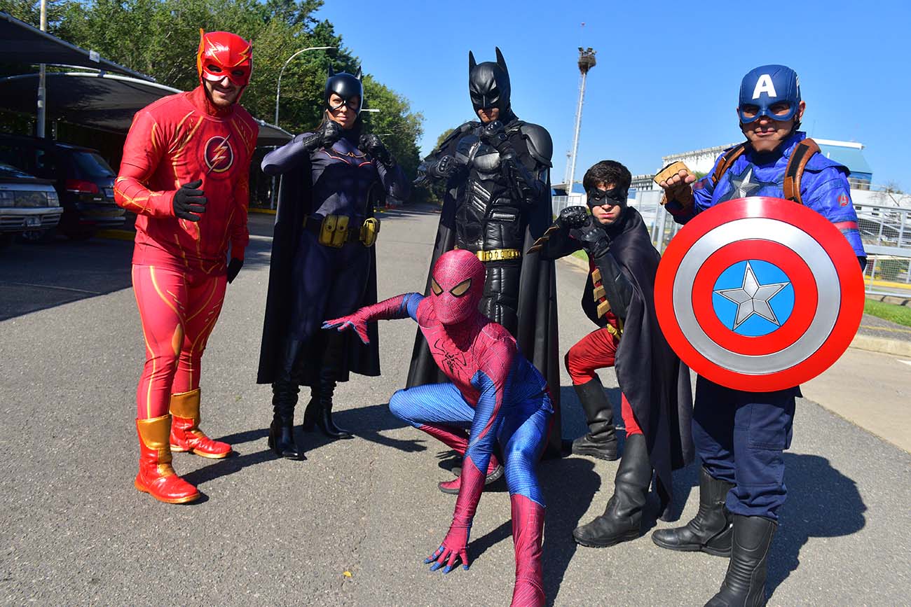 Batman y los superhéroes cordobeses de visita a la Redacción de La Voz para Historias Urbanas. (José Gabriel Hernández / La Voz)