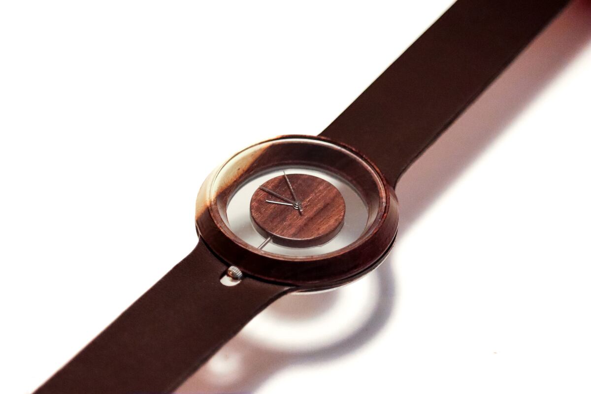 Un diseñador cordobés creó un reloj desde cero y recibió el Sello de Buen Diseño argentino. (Leonardo Liendo)