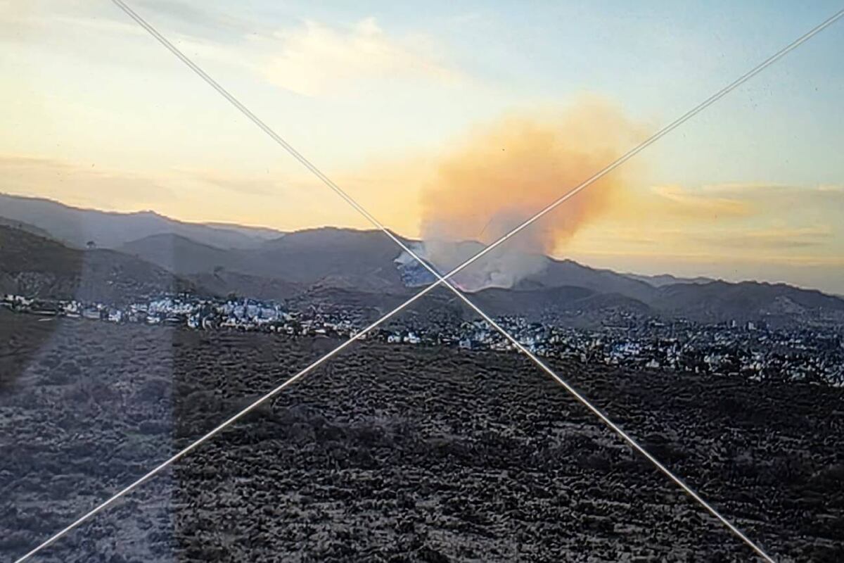 Bomberos combaten un incendio en La Calera