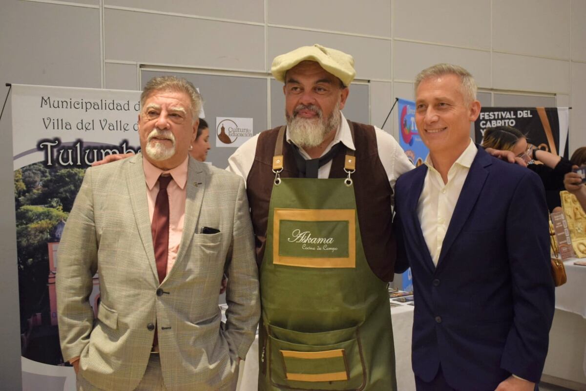 José González, titular de la Cámara de Turismo, y Esteban Avilés, presidente de la Agencia Córdoba Turismo, junto con expositores y prestadores de turismo en el Primer Encuentro de Experiencias Turísticas en Córdoba. (Foto: Agencia Córdoba Turismo)