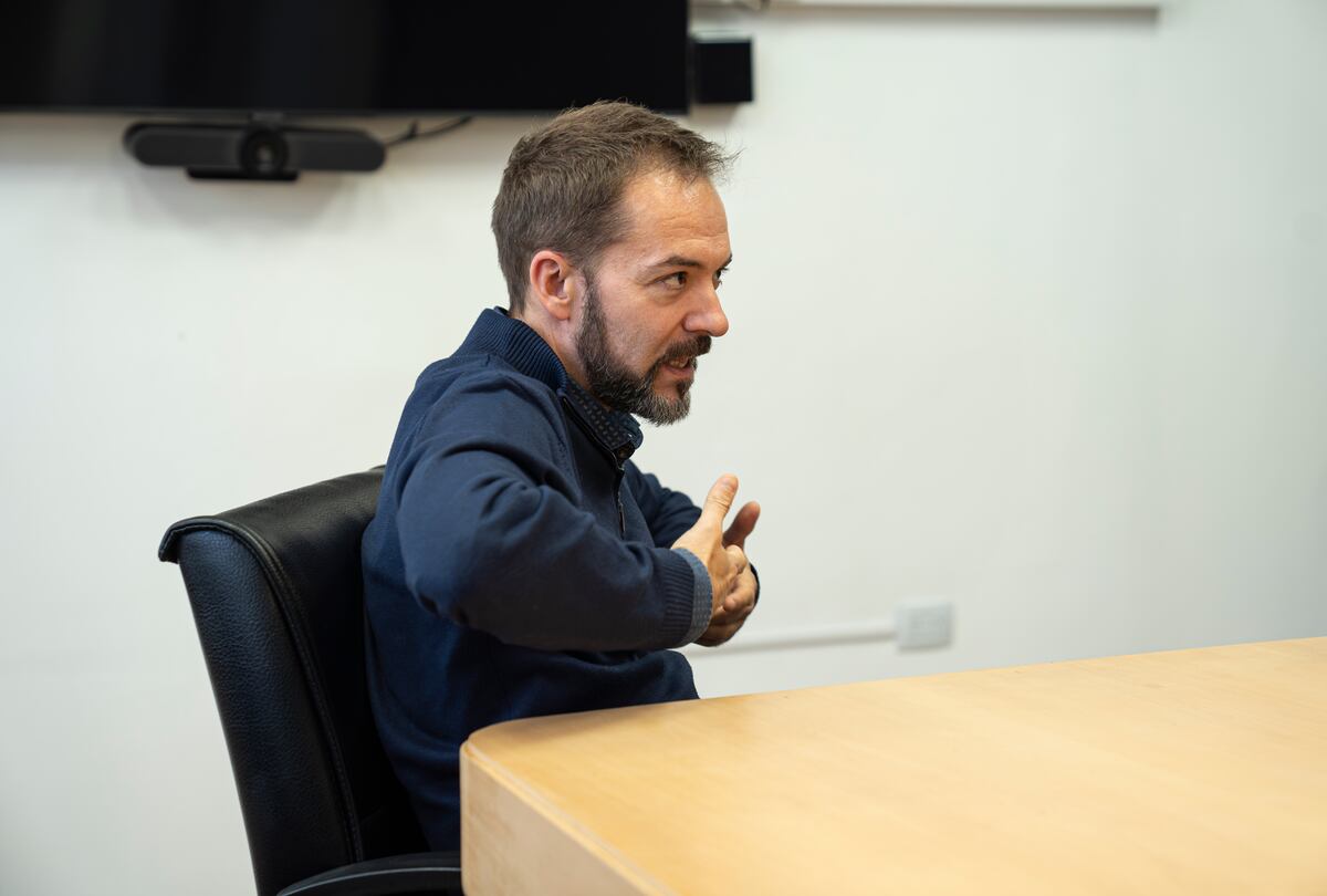 El docente e investigador Héctor Ruiz Martín en la charla sobre uso de tecnología en el aula. (UCC)