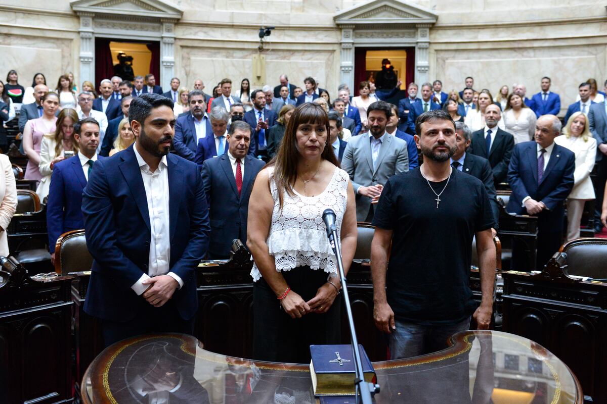 El dirigente social Juan Grabois (derecha) juró como diputado nacional de Unión por la Patria (Foto: HCDN)