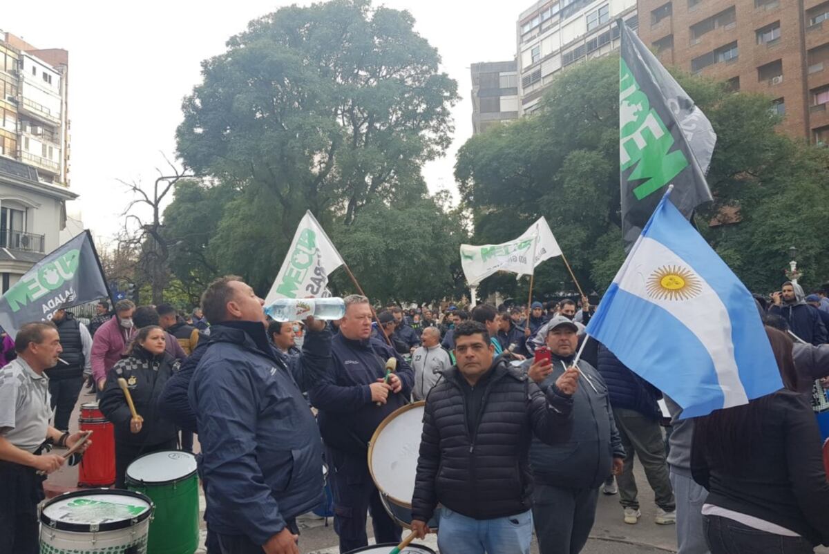 El Suoem protesta frente a la Municipalidad ( Nicolás Bravo / La Voz)