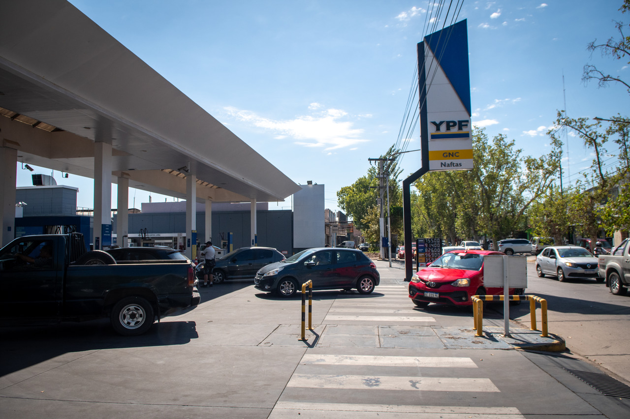 Carga. En tres oportunidades se habrían realizado cargas irregulares de combustible. (imagen ilustrativa - Ignacio Blanco / Los Andes)