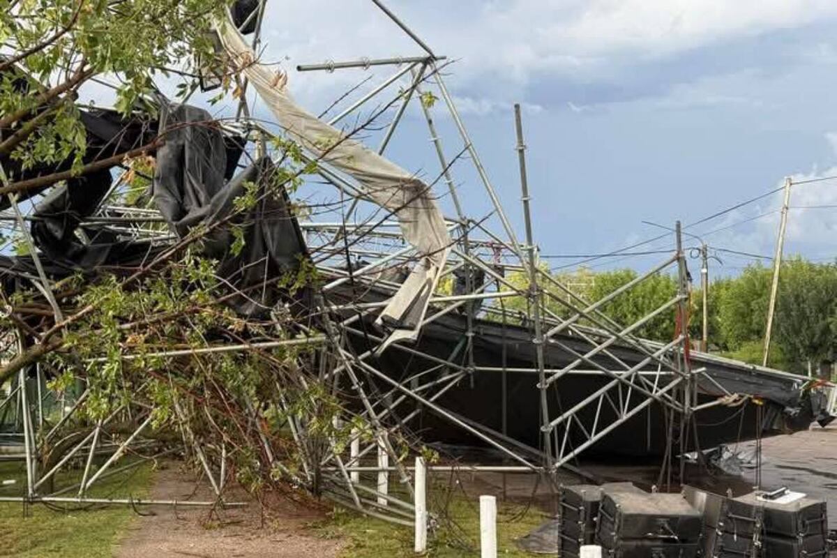 La cola de un tornado literalmente doblegó el gran escenario de la Fiesta Nacional de la Sal, que hoy tenía su segunda y última noche con Trulalá. (Imágenes redes sociales)