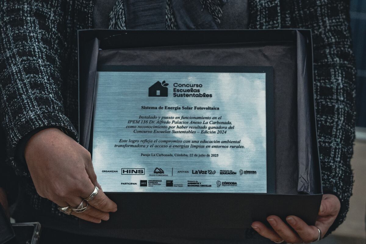 La jornada contó con la participación de estudiantes, docentes y autoridades de la escuela, representantes de HINS, Aguas Cordobesas, del Ministerio de Educación y el Ministerio de Ambiente y Economía Circular de la Provincia, la Agencia Córdoba Joven y miembros de la comunidad local.