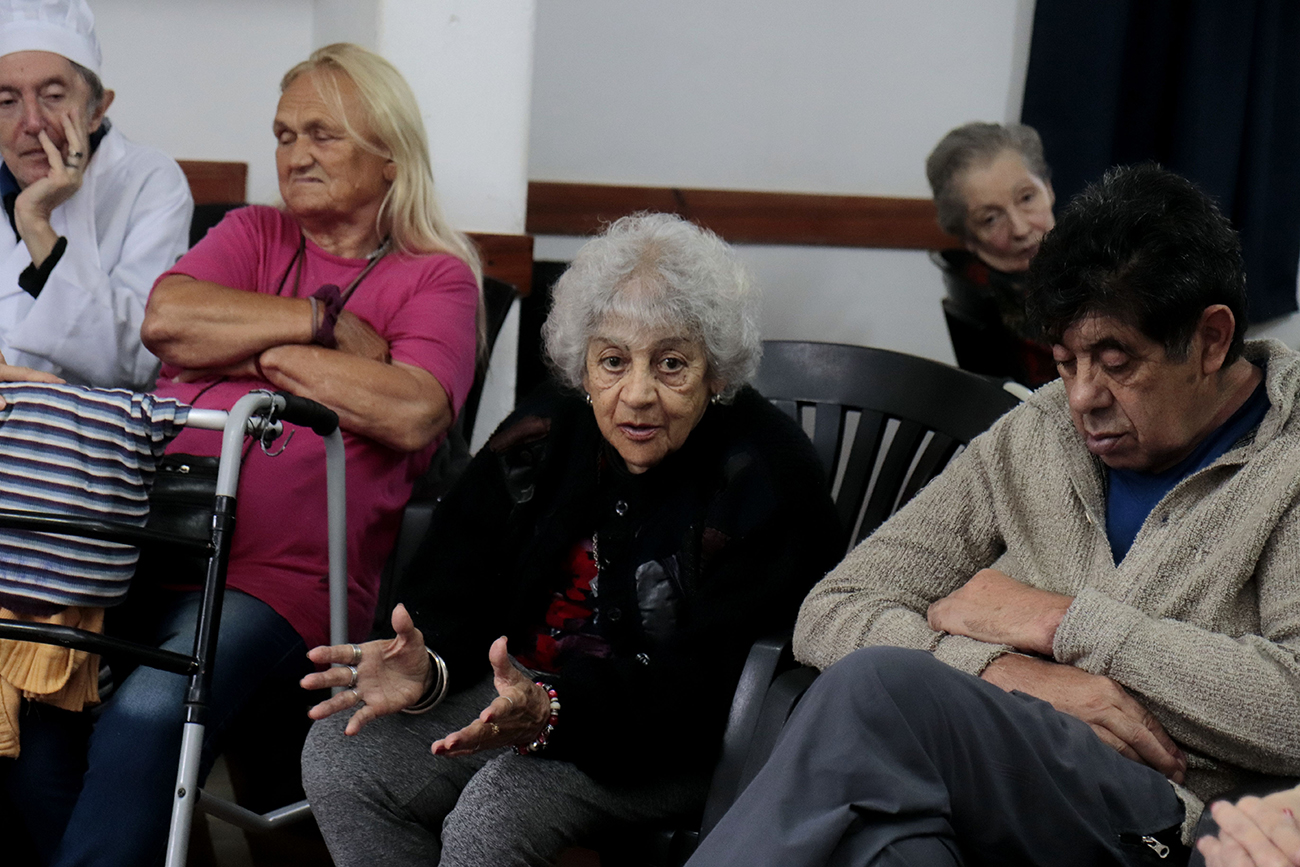 En el geriátrico de Cosquín Residencia Asistida Parque. Implementan una terapia a través del teatro con adultos mayores internados con problemas psiquiátricos. Toda la comunidad, enfermeros, pacientes y demás, son los actores. Y luego participan de fest . Foto Yanina Aguirre / La Voz
