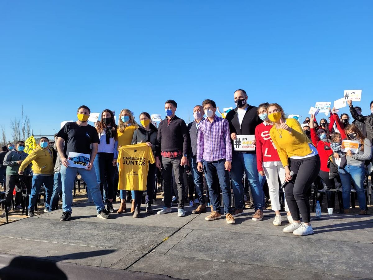 Con jóvenes. Luis Juez y Rodrigo de Loredo, en una reunión que compartieron con jóvenes. (Prensa Juntos por el Cambio)
