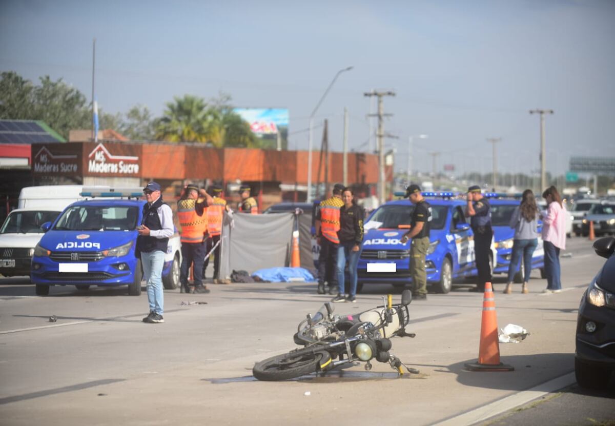 Un muerto tras un choque entre un camión y una moto en la Circunvalación de Córdoba.