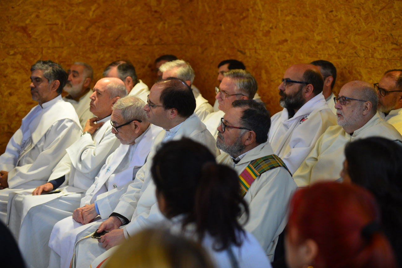 El arzobispo de Córdoba, Angel Rossi, ofició la misa en la parroquia de Villa Angelelli. (Nicolás Bravo / La Voz)