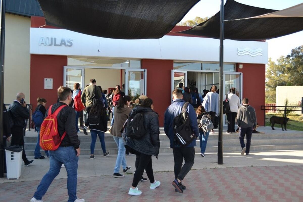 Un joven estudiante viajó desde Córdoba y acampó frente a Universidad Nacional de Entre Ríos para rendir un examen presencial  (Foto Pagina web de la Facultad de Bramatología)