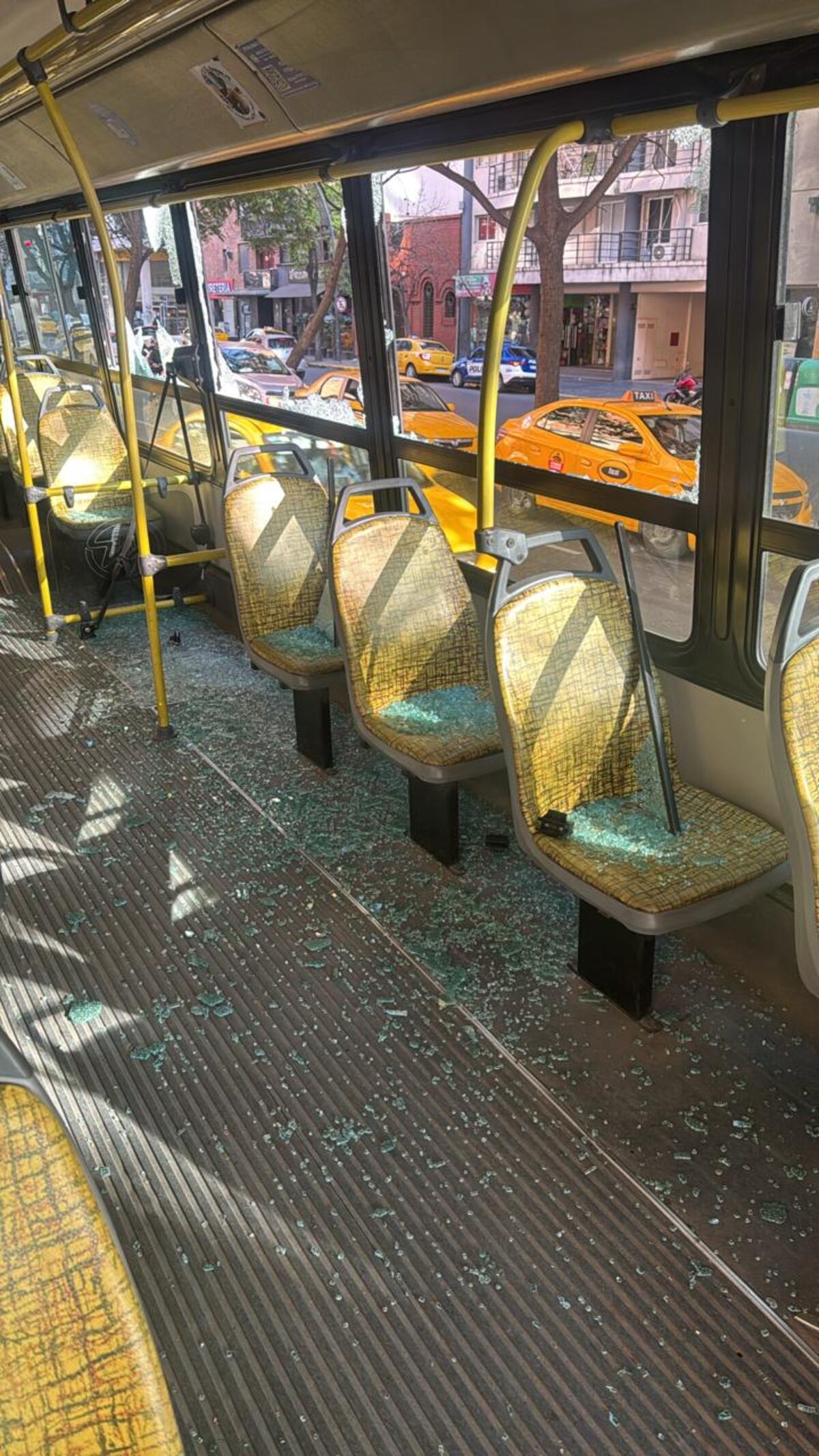Córdoba: activaron el botón antipánico en un colectivo y detuvieron a un hombre que rompió los vidrios