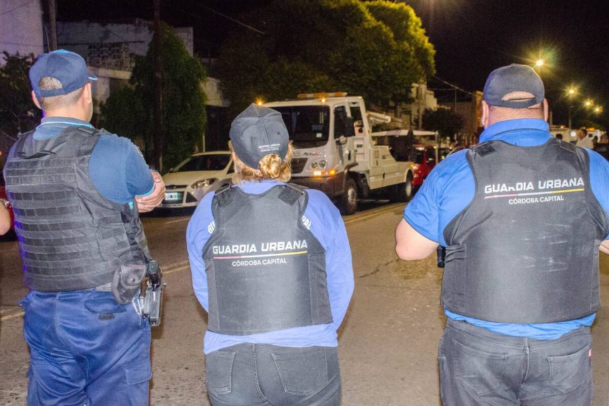 Operativo Tunning en Villa Azalais: 18 vehículos demorados y dos negocios clausurados. (Policía de Córdoba)