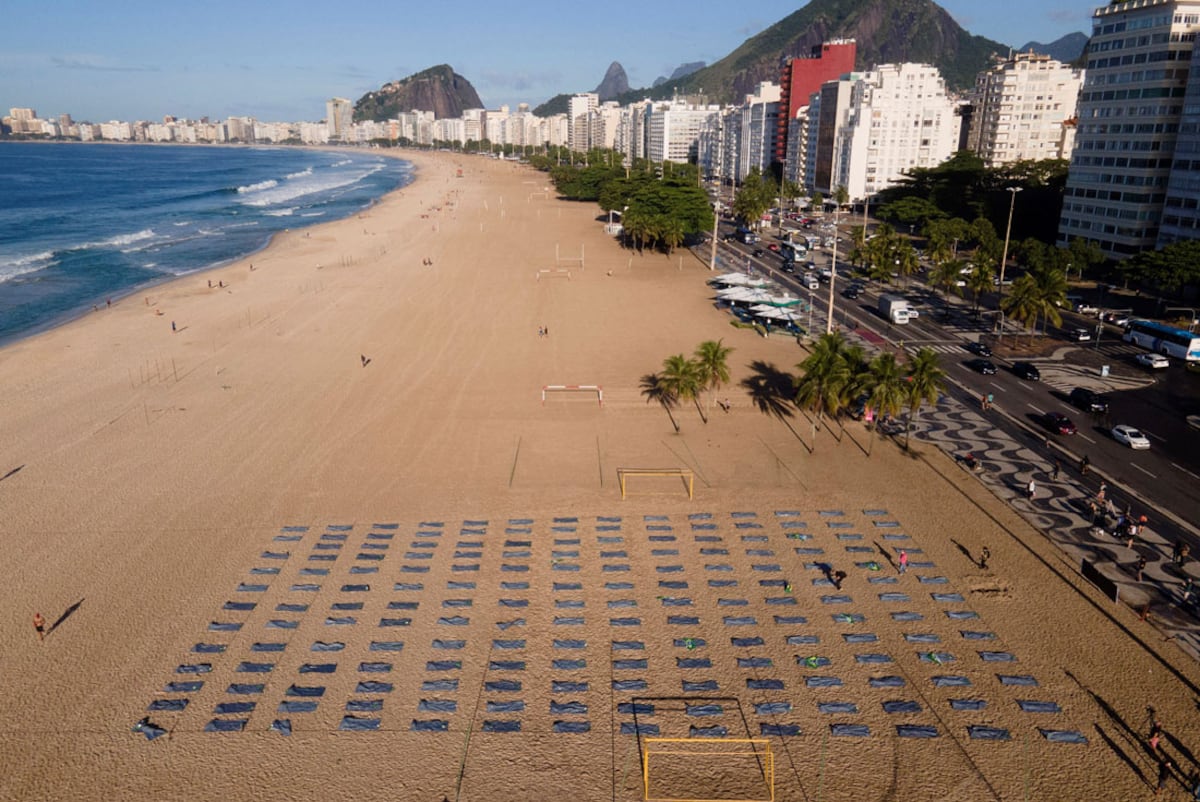 Bolsas de cadáveres que simulan ser víctimas del Civid-19, en Río de Janeiro. (AP/Silvia Izquierdo)