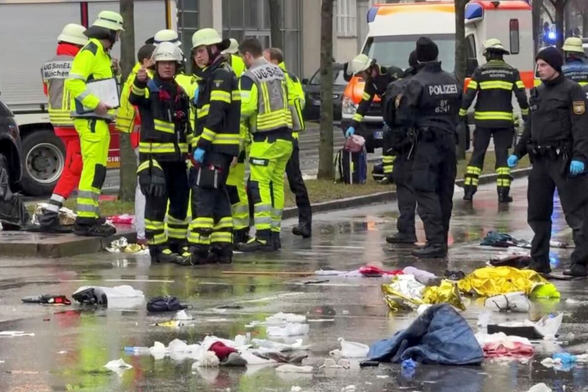 Los servicios de emergencia acuden al lugar de un accidente después de que un conductor atropellara a un grupo de personas en Múnich, Alemania, el jueves 13 de febrero de 2025. (Peter Kneffel/dpa vía AP)