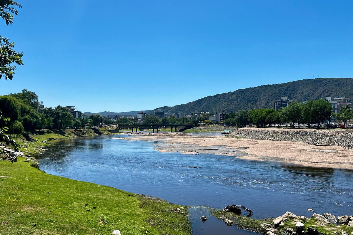 Tras las lluvias en las Altas Cumbres, la crecida del río San Antonio ingresó a Villa Carlos Paz. (La Voz)