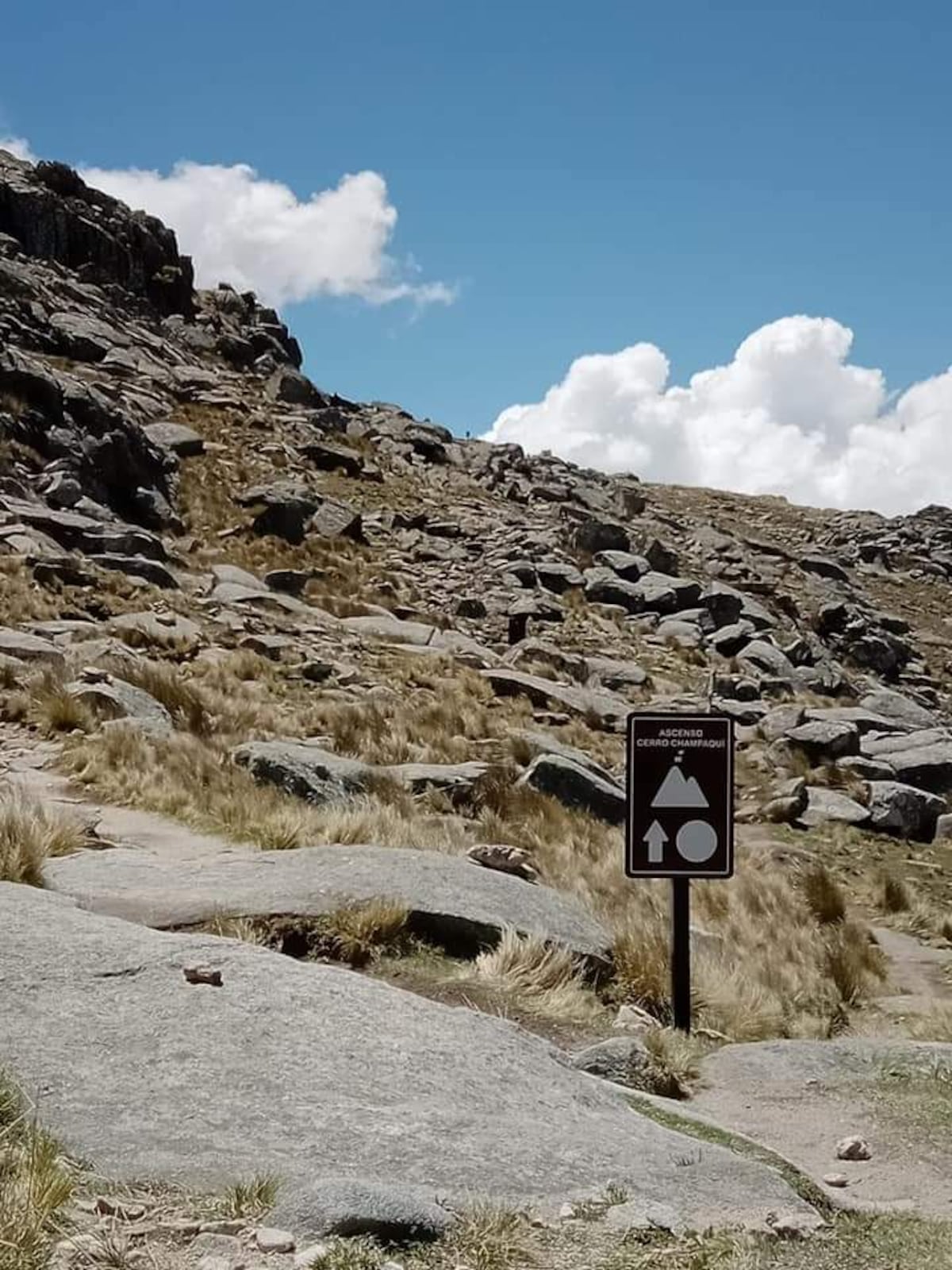 Nueva cartelería en el tramo entre las cimas de los cerros Champaqupí y Linderos (Municipio de Villa Yacanto)