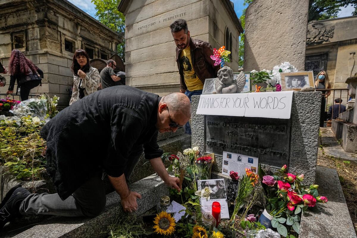 Fans en la tumba de Jim Morrison, por el 50 aniversario de la muerte del artista (Foto: AP)