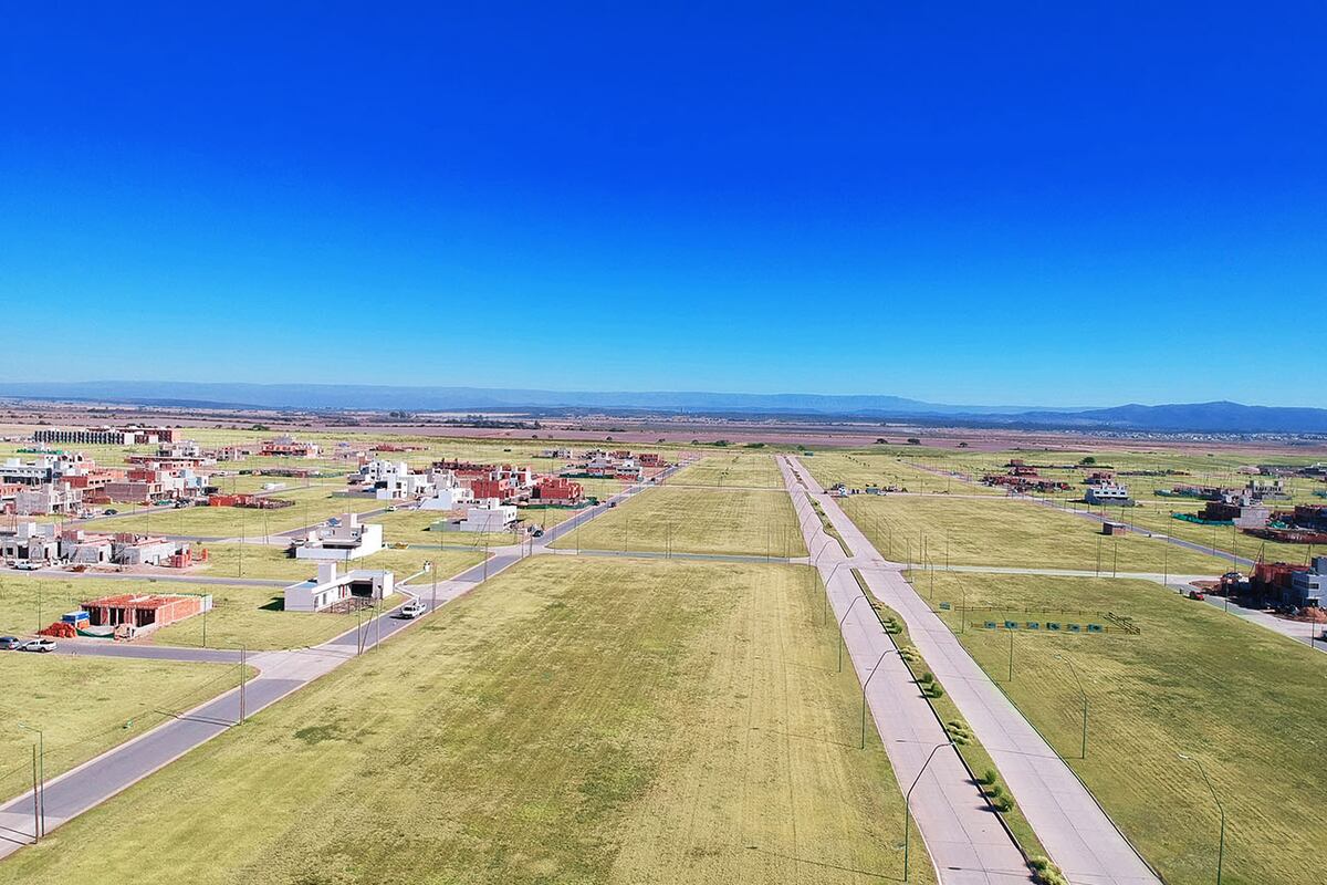 El loteo es residencial, apto duplex y para uso comercial. (Abras de Manantiales)