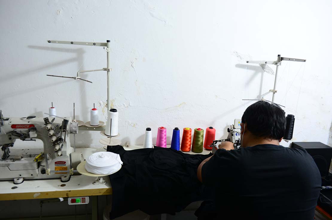 Josmik Eusebio, dueño de un taller textil en barrio Observatorio (José Gabriel Hernández / La Voz)