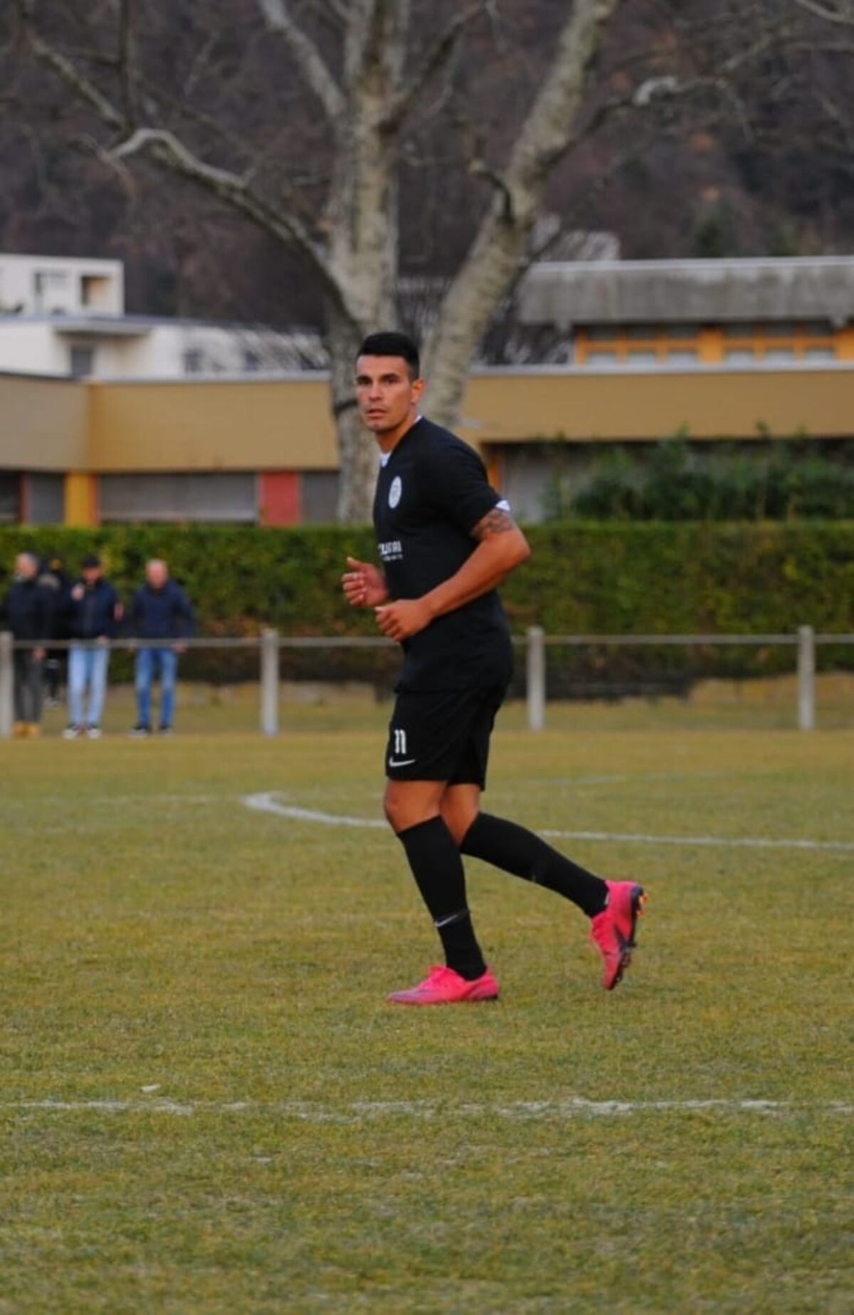 El volante central Lucas Perlog se formó en Instituto, pasó por Argentino Peñarol y Avellaneda, entre otros clubes de la LCF. Ahora fichó en el AC Ravecchia, de la tercera división de Suiza. (Gentileza Lucas Perlog).