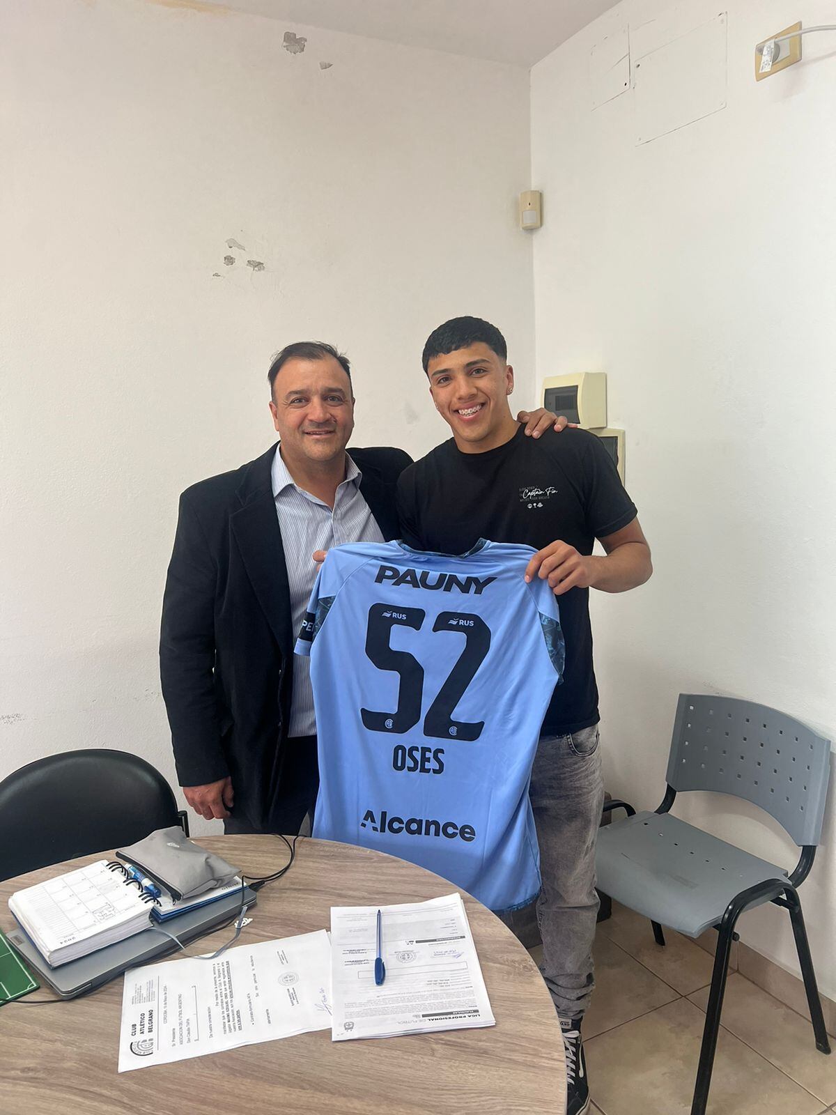 Máximo Oses firmó su primer contrato con Belgrano y fue acompañado por unos de sus representantes Roberto González. "Estoy muy agradecido a 'Serru' y a Julio Parejo que me representan. Han sido y son muy importantes", comentó Oses.