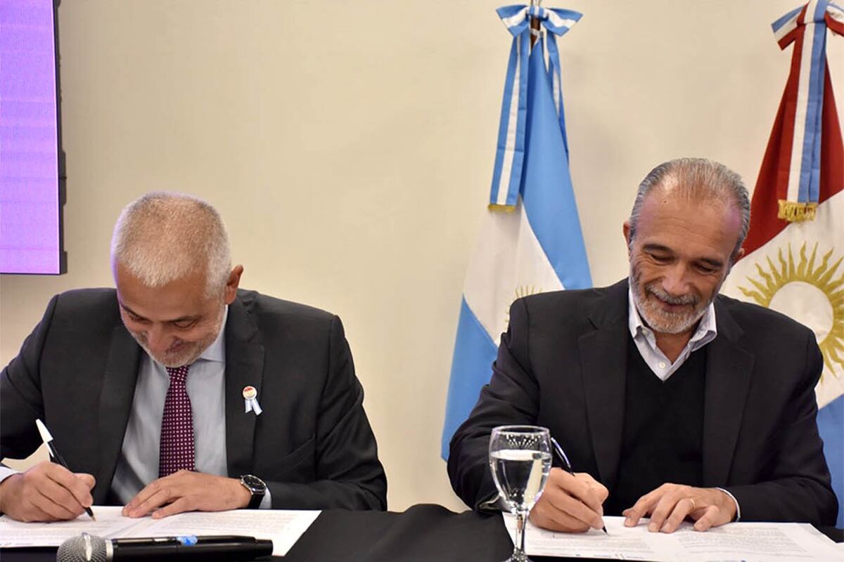 Firma comisión interministerial de prevención de riesgos eléctricos por parte de los ministerios de Obras y Servicios Públicos y Trabajo del Gobierno de Córdoba.