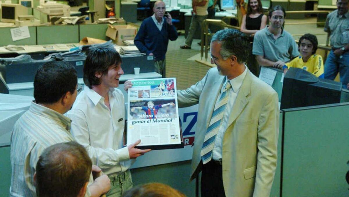 Sonriente. En 2005, Lionel Messi recibió de Carlos Jornet, director de La Voz del Interior, una tapa de la sección Deportes. // Foto: La Voz / Archivo