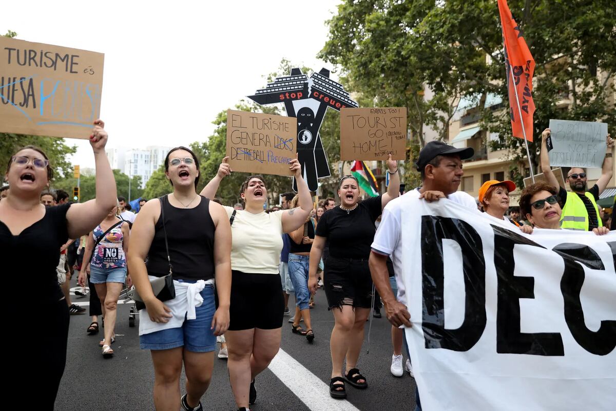 Manifestantes protestan contra el turismo masivo, la escasez de viviendas y los altos costos de vida