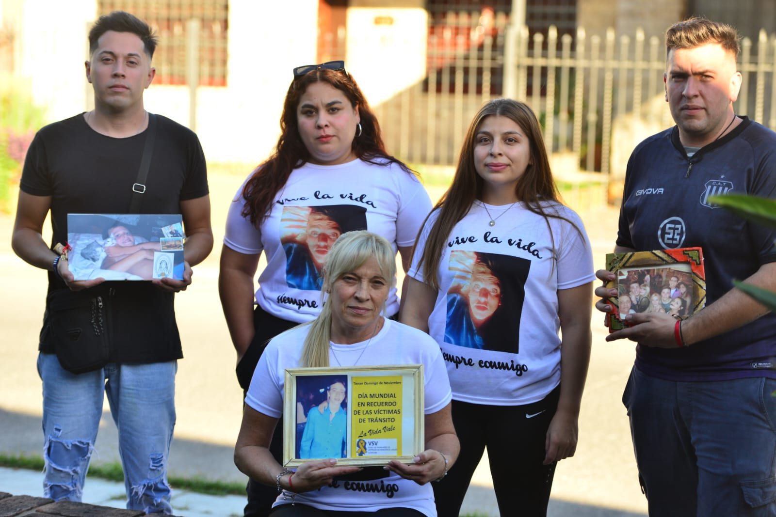 Roxana Maldonado, la madre que pide justicia por su hijo Nicolás, que hace seis años fue atropellado en un choque entre motos. Los compañeros del secundario de su hijo la acompañan. (José Gabriel Hernández / La Voz)
