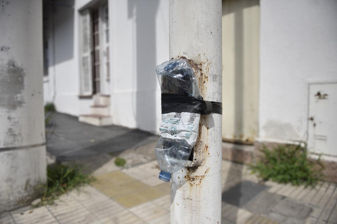 Río Negro esquina Santa Ana. Un poste de alumbrado cuya caja está tapada con una botella plástica. (Ramiro Pereyra / La Voz)