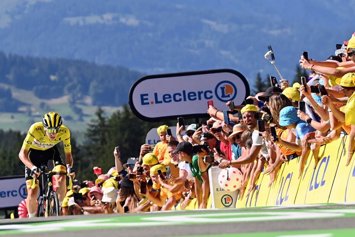 El esloveno Tadej Pogacar tuvo que luchar para mantenerse como líder del Tour de France al cabo de la etapa 10. (AP)
