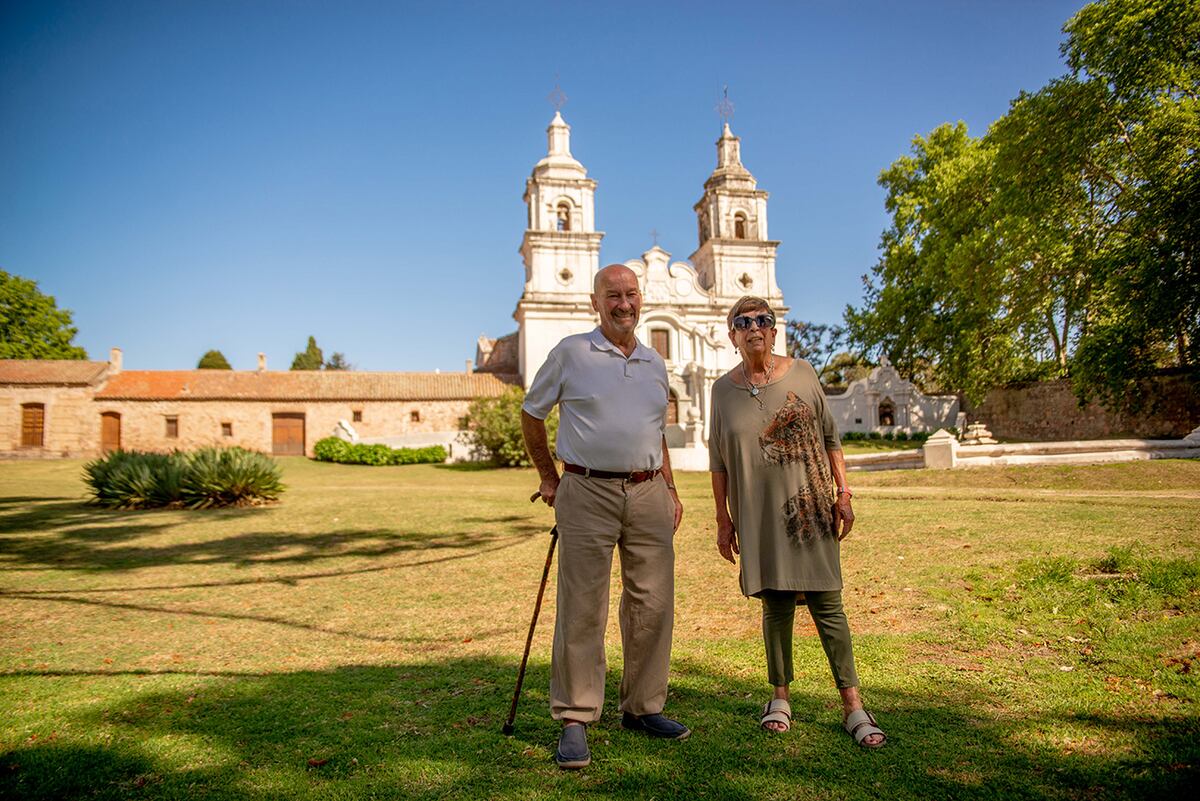 Daniel de la Torre (80) y su esposa, Cristina Díaz Bialet (78), dos de los tantos "herederos" e integrantes del consorcio. (La Voz)