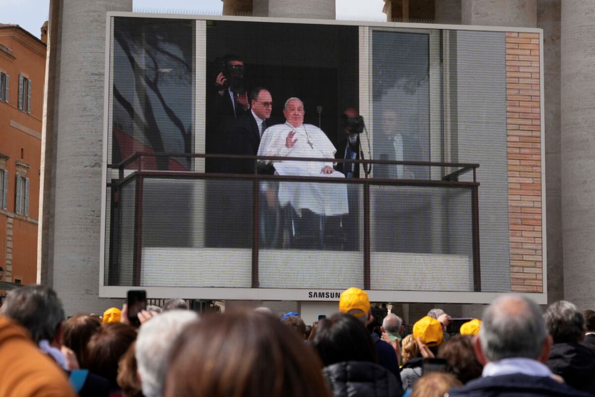 Fieles se reunieron en la Plaza de San Pedro para seguir en pantallas gigantes una transmisión en vivo desde el hospital Gemelli, donde el papa Francisco hizo su primera aparición pública desde que fue hospitalizado. (AP / Gregorio Borgia)