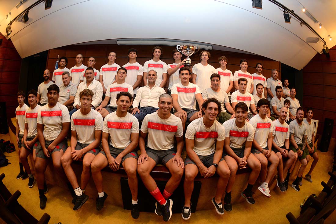 Plantel completo de Los Doguitos campeones en el Auditorio de La Voz. (José Gabriel Hernández / La Voz)
