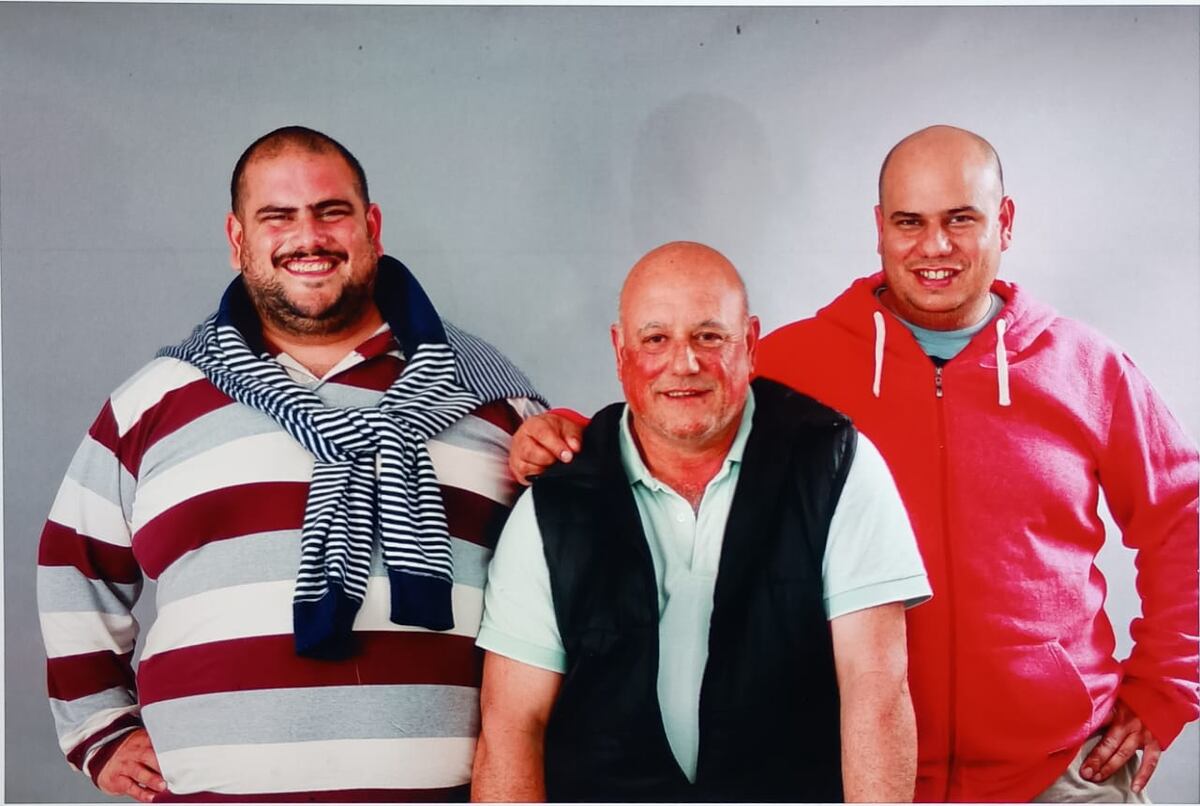 EN FAMILIA. Emanuel, Abel y Matías Saez de Guinoa,, al frente de la empresa Apicultura Malvinas (Gentileza)