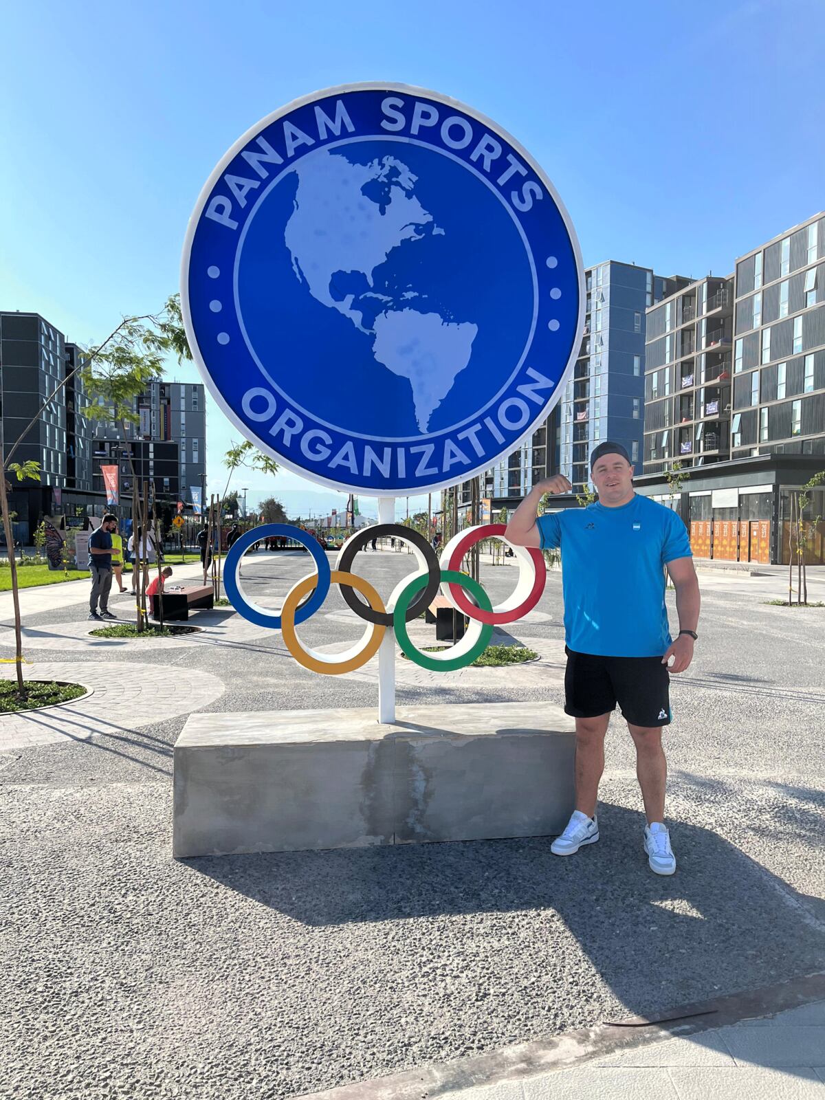 Juan Ignacio Carballo y su pose a lo Mohamed Alí en la Villa Panamericana de Santiago 2023. (Gentileza Ignacio Carballo)