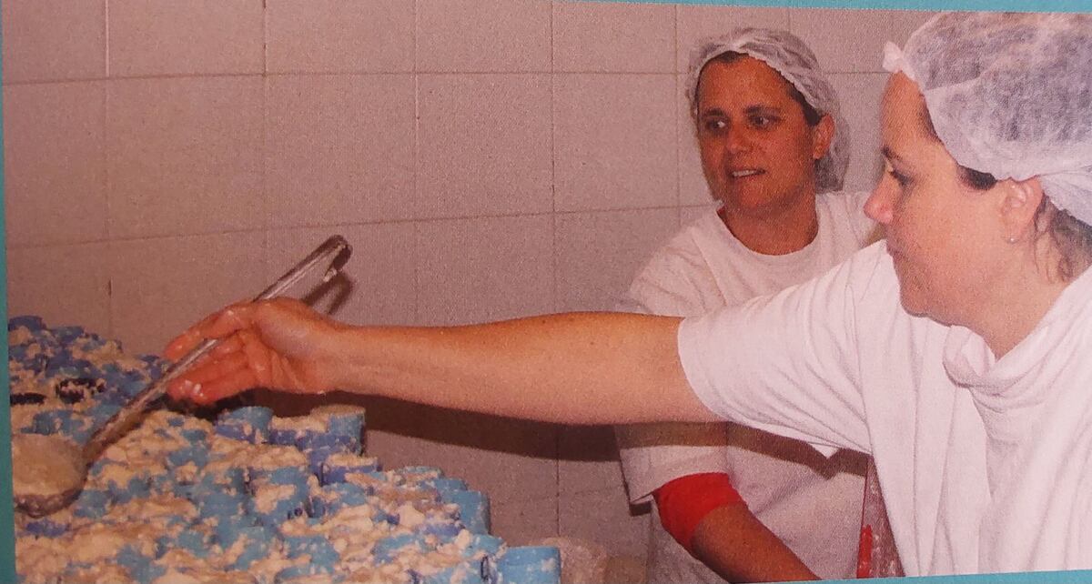 Pilar y Gabriela, en plena elaboración de los quesos. Se moldean y salan de a uno. (Gentileza)