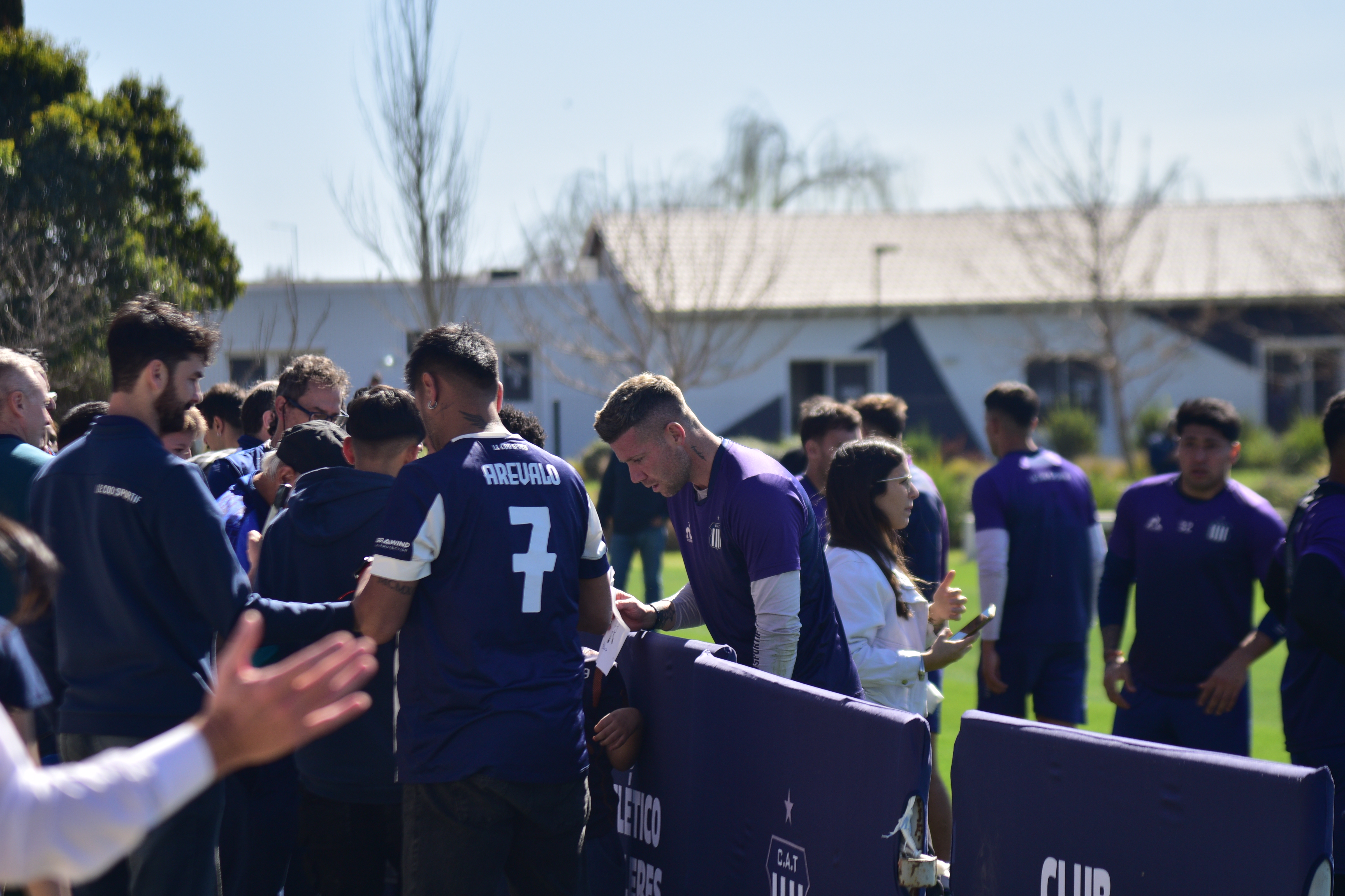 El plantel de Talleres con los socios que fueron a la práctica. (Pedro Castillo / La Voz)